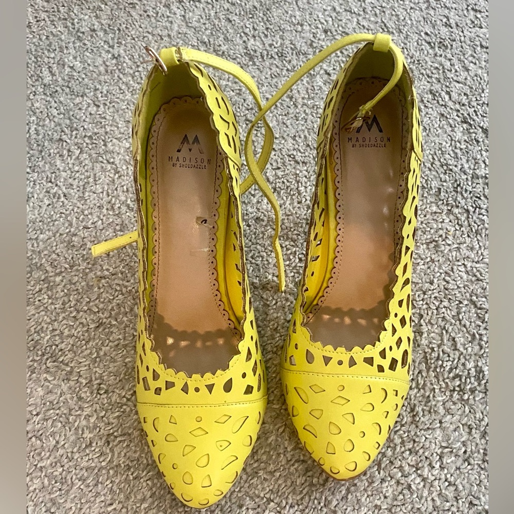 Madison Yellow Women's pumps , lace design with ankle strap